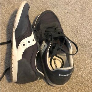 Saucing tennis shoes grey/white